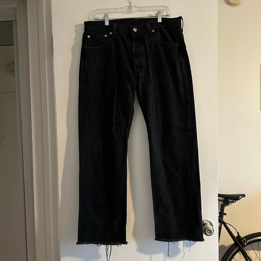 Levi’s Levi Strauss Black Denim Distressed Raw Hem Jeans size 36X32 EUC